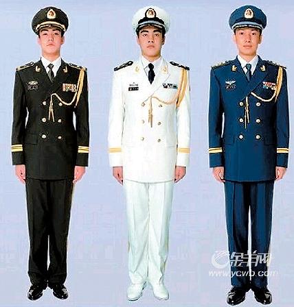 退役士兵穿军装捧鲜花回小学赴约 退役士兵穿军装捧鲜花回小学赴约