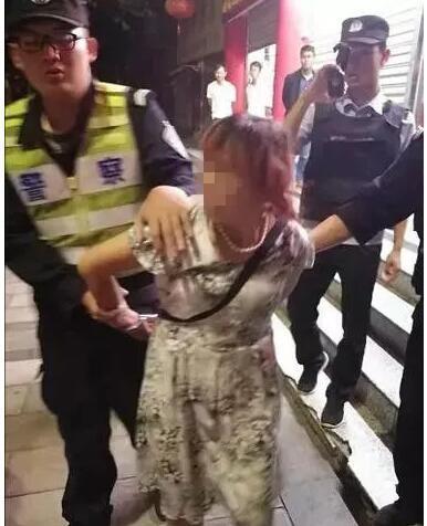 加沙8岁女孩逃难中几乎掉光头发