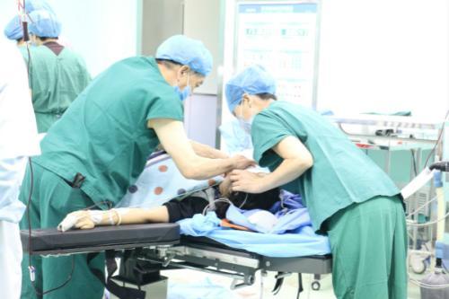 孕妇羊水破裂13岁男孩成功助产 孕妇羊水破裂13岁男孩成功助产