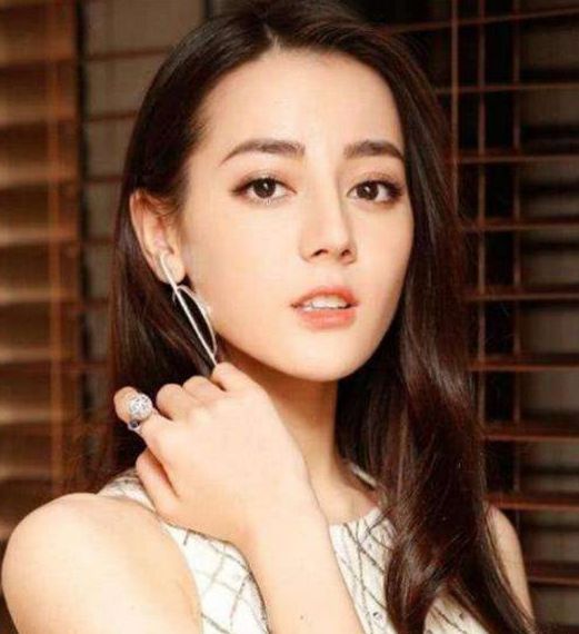 撞脸热巴的美女导游自称一般水平