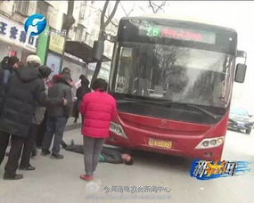 老年团挤不上公交拦路要求加车