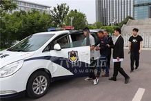 老赖坐高铁被拘 1小时内答应还570万 老赖坐高铁被拘 1小时内答应还570万