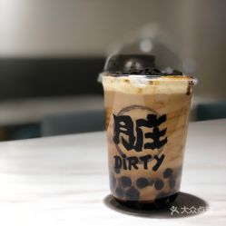 女生发现杯中吸管脏成黑芝麻糊 女生发现杯中吸管脏成黑芝麻糊