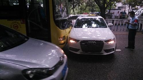汽车被撞凹处理多少钱