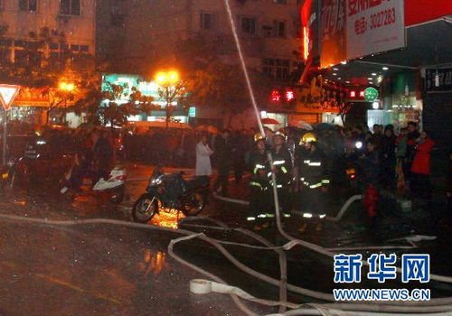 辽宁火灾致22死 发布会现场全体默哀
