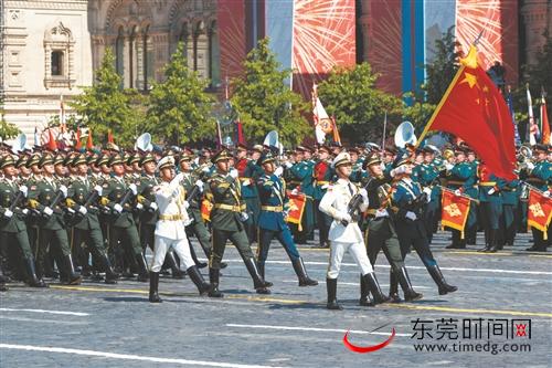 普京与解放军仪仗司礼大队政委握手 普京与解放军仪仗司礼大队政委握手