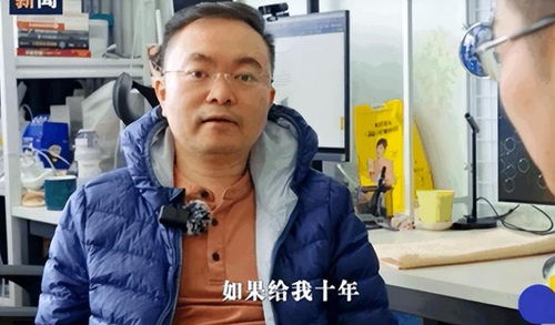 蔡磊用眼控仪和儿子交流围棋水平