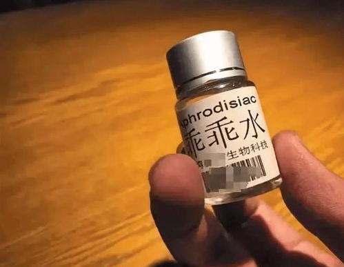 女孩往陌生人饮料加洗手液(女孩恶作剧,陌生人饮料中的意外洗手液) 女孩往陌生人饮料加洗手液(女孩恶作剧,陌生人饮料中的意外洗手液)