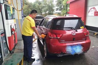 汽车一次加多少伤车(汽车一次加多少伤车，燃油添加需谨慎)