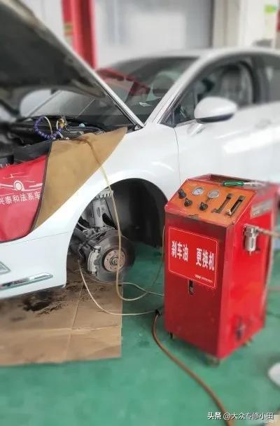 汽车刹车油多少年要换(汽车刹车油多久需要更换？全面解析刹车油更换周期与因素)
