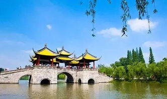 扬州瘦西湖已被苏超游客“占领”扬州瘦西湖，苏超游客的热情占领)
