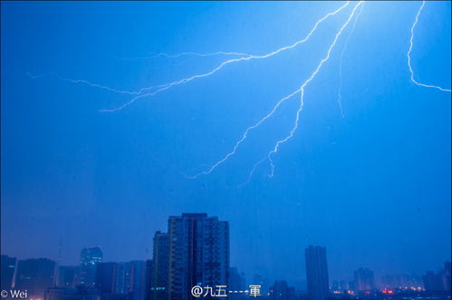 闪电划破北京夜空 大雨持续倾泻 闪电划破北京夜空 大雨持续倾泻