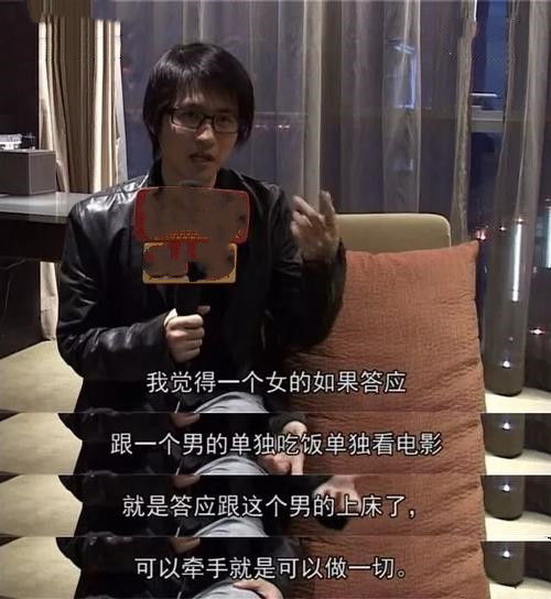男生上网时天花板突然流下一股水柱