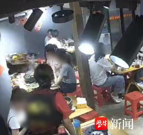 男子接吻时摔倒打翻火锅致2女子烫伤
