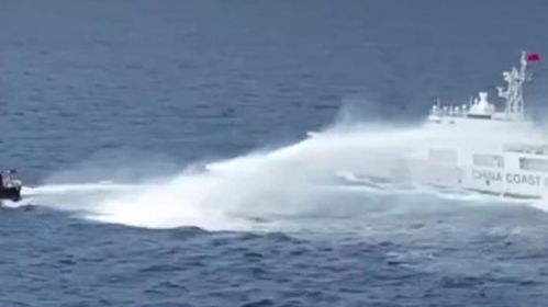 中国海警水炮喷射驱离菲侵权船只